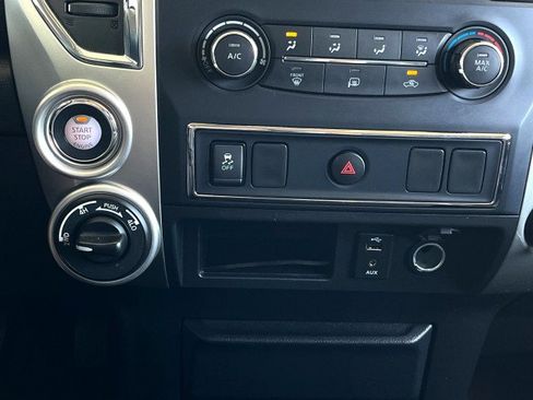 Used 2018 Nissan Titan SV image 21