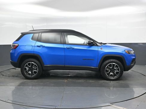 Used 2025 Jeep Compass Trailhawk AWD/4WD image 3