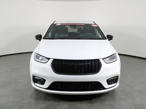 Used 2024 Chrysler Pacifica Limited FWD image 12
