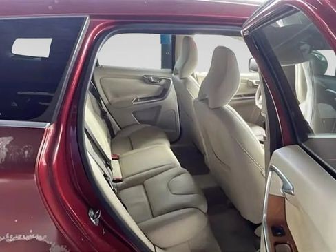 Used 2015 Volvo XC60 T5 Premier w/ Proximity Package FWD image 6