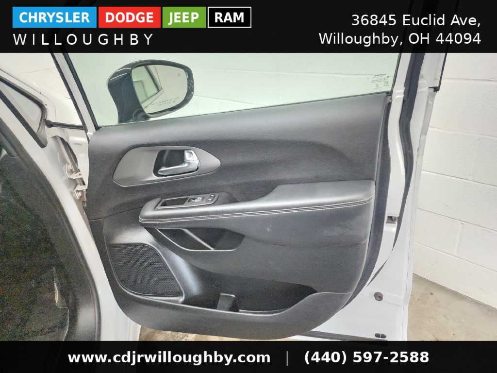 Used 2025 Chrysler Pacifica Select FWD image 34