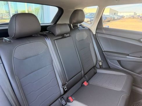 Certified 2025 Volkswagen Taos SE FWD image 18