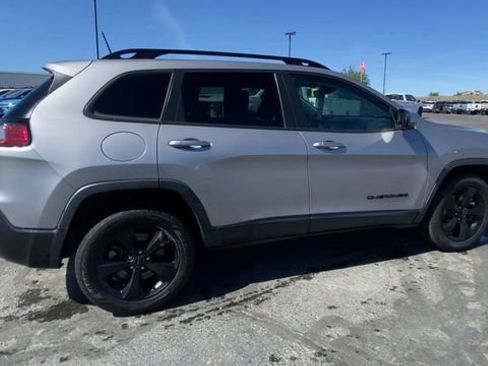 Used 2021 Jeep Cherokee Latitude Plus AWD/4WD image 9