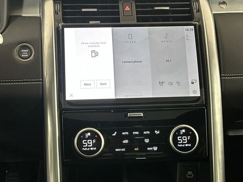 Certified 2025 Land Rover Discovery Dynamic SE image 22