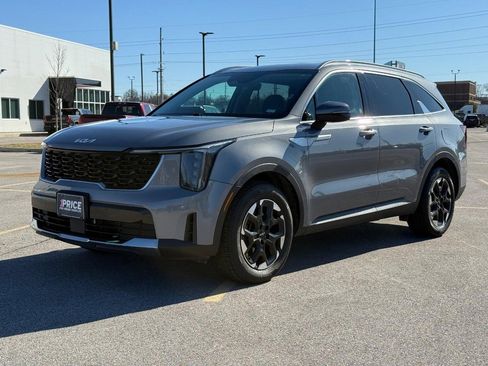 Used 2024 Kia Sorento S image 1