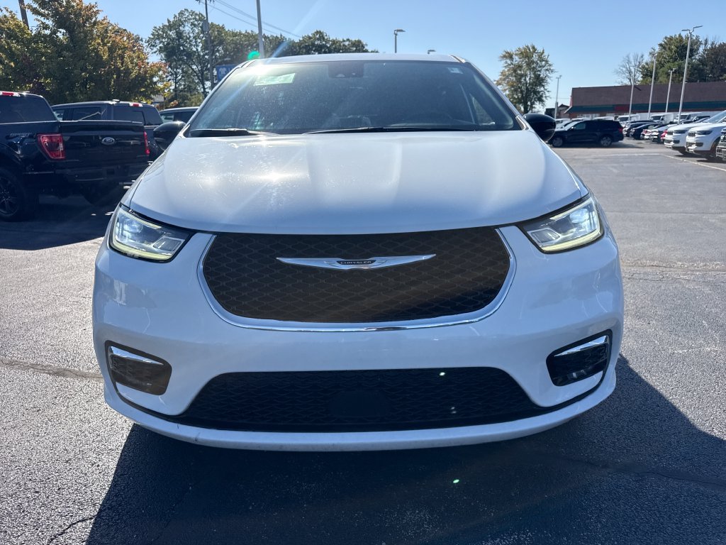 Used 2025 Chrysler Pacifica Select FWD image 3