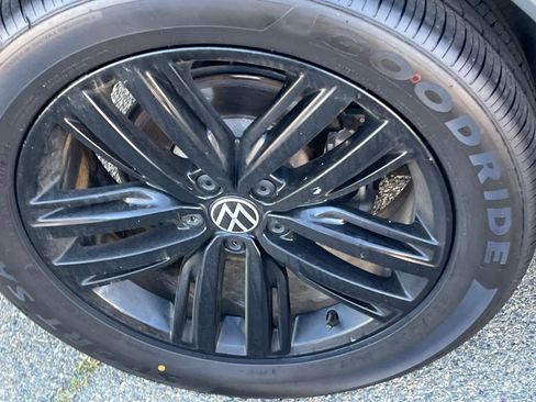 Used 2022 Volkswagen Tiguan SE R-Line FWD image 17