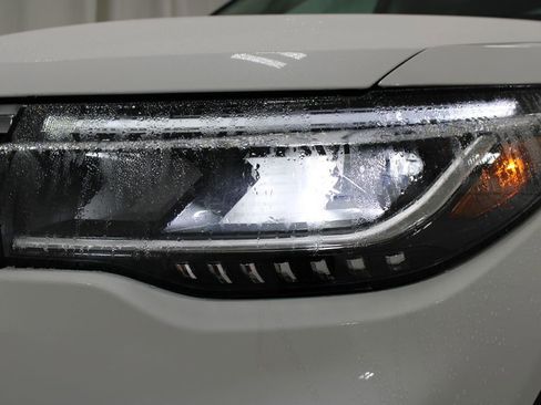 Used 2025 Ford Explorer Active w/ Active Comfort Package image 13