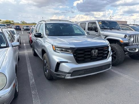 Used 2025 Honda Pilot TrailSport image 3