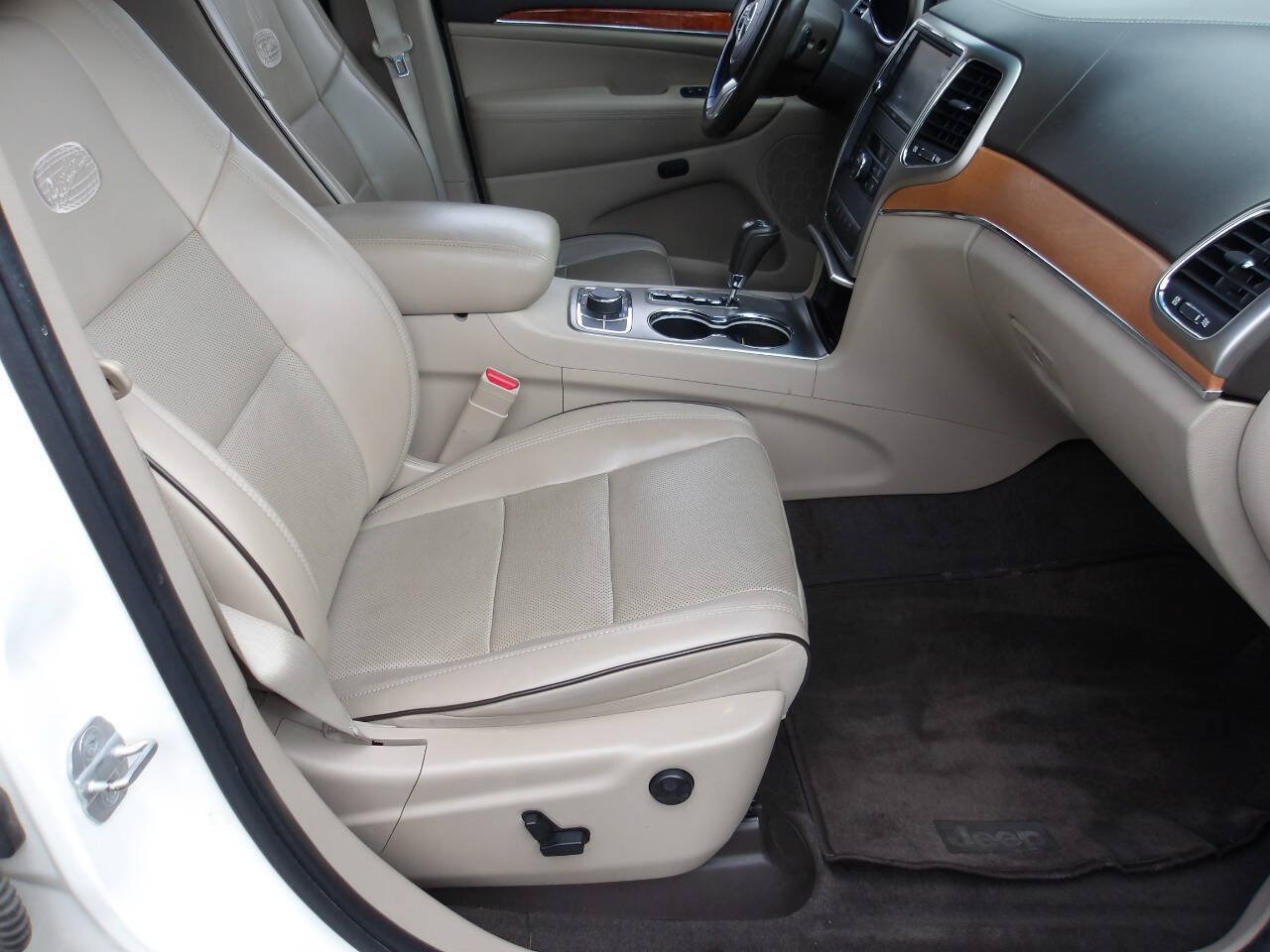 Used 2011 Jeep Grand Cherokee Overland AWD/4WD image 7