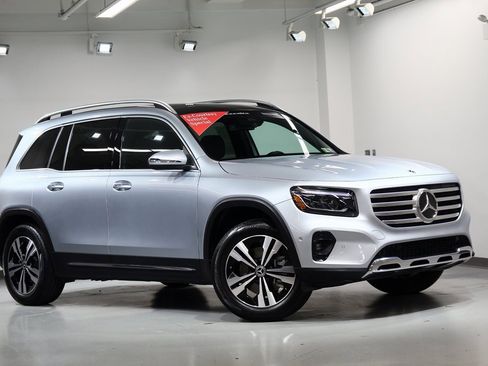 Used 2025 Mercedes-Benz GLB 250 4MATIC image 2