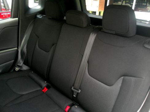 Used 2023 Jeep Renegade Latitude image 12