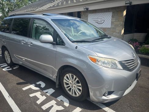 Used 2013 Toyota Sienna XLE FWD image 2