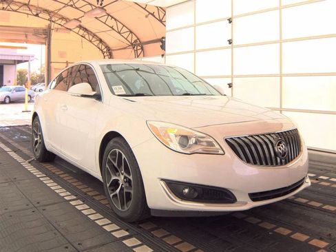 Used 2017 Buick Regal Sport Touring image 4