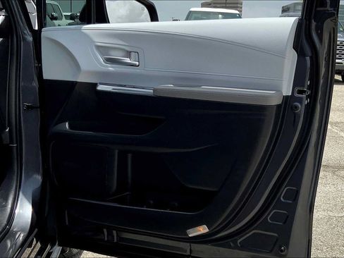 Used 2025 Toyota Sienna XLE FWD image 21