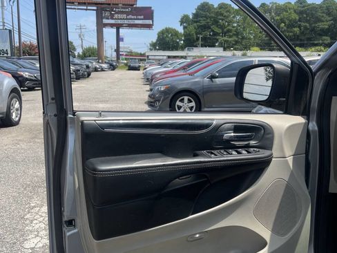 Used 2015 Dodge Grand Caravan SE image 8