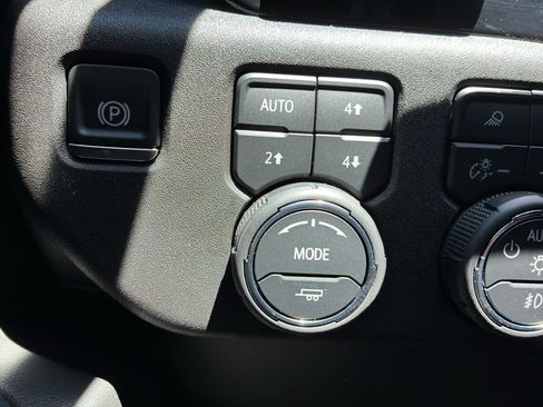 Used 2025 Chevrolet Silverado 1500 High Country w/ High Country Premium Package AWD/4WD image 29
