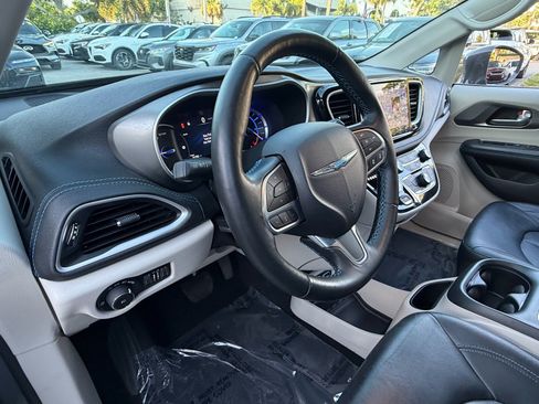 Used 2021 Chrysler Pacifica Touring-L FWD image 10