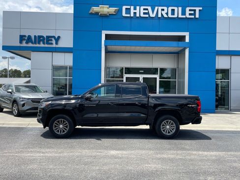 Used 2023 Chevrolet Colorado LT w/ LT Convenience Package II AWD/4WD image 2