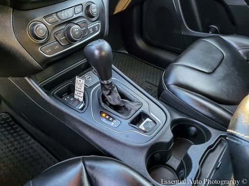 Used 2019 Jeep Cherokee Latitude Plus w/ Cold Weather Group image 21