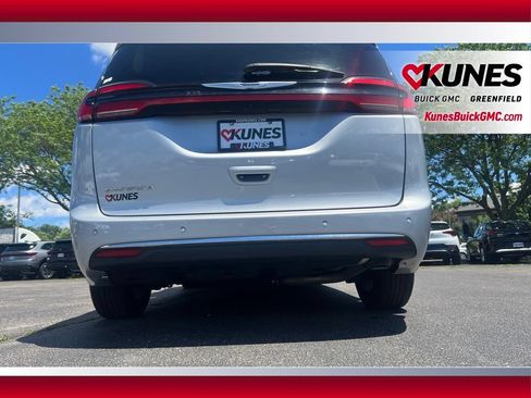 Used 2024 Chrysler Pacifica Touring-L FWD image 8