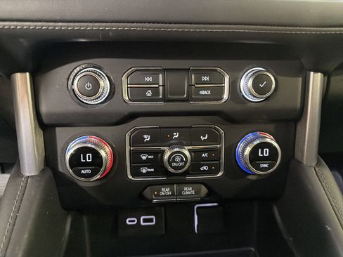 Used 2024 GMC Yukon SLE w/ Gmc Pro Safety Plus Package RWD image 16
