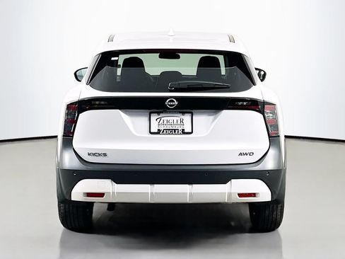 Used 2025 Nissan Kicks SV AWD/4WD image 6