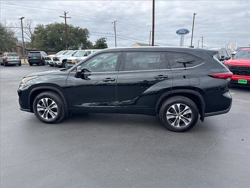 Used 2021 Toyota Highlander XLE image 11