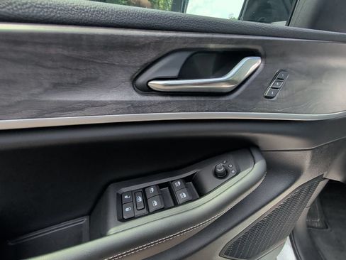 Used 2025 Jeep Grand Cherokee Limited AWD/4WD image 11