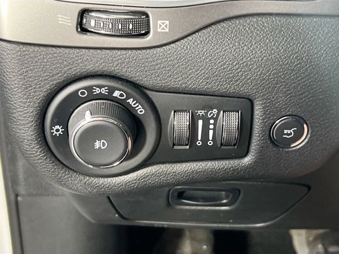 Used 2022 Jeep Cherokee Limited w/ Mopar Interior Package AWD/4WD image 10