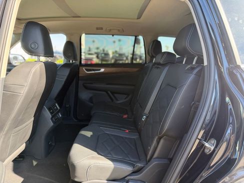 Used 2024 Volkswagen Atlas SE AWD/4WD image 4