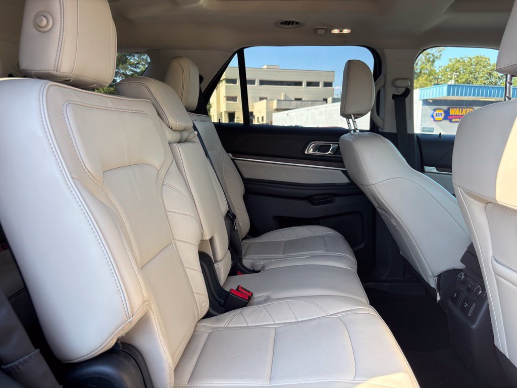 Used 2019 Ford Explorer Limited w/ Limited Luxury Package FWD image 29