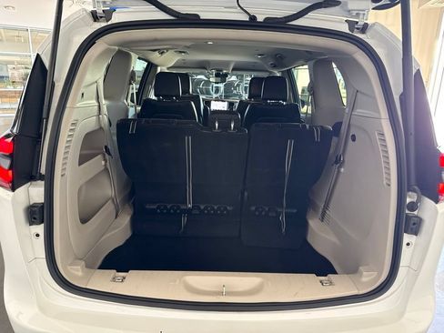 Used 2024 Chrysler Pacifica Touring-L FWD image 18