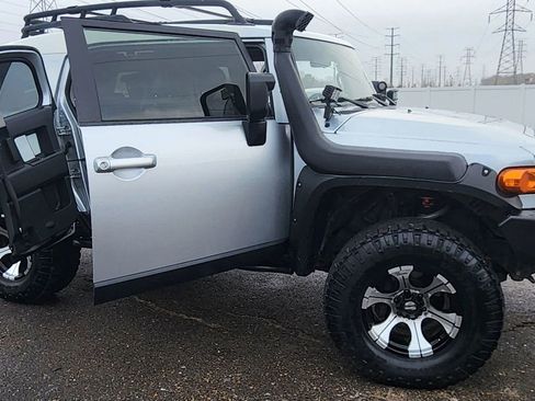 Used 2007 Toyota FJ Cruiser Sport Utility 2D image 9