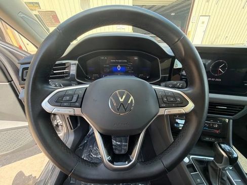 Used 2025 Volkswagen Jetta SE FWD image 21