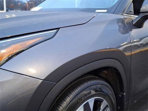 Certified 2024 Toyota Highlander XLE image 10