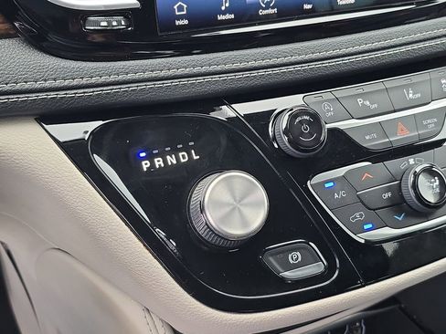 Used 2021 Chrysler Pacifica Limited w/ Uconnect Theater Family Group image 35