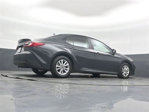 Used 2025 Toyota Camry LE image 39