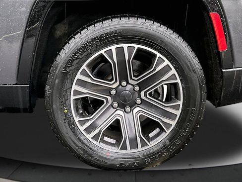Used 2022 Jeep Wagoneer Series III AWD/4WD image 35