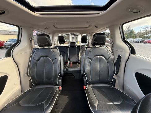 Used 2021 Chrysler Pacifica Limited image 18