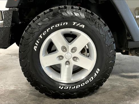 Used 2016 Jeep Wrangler Unlimited Rubicon w/ Connectivity Group image 11