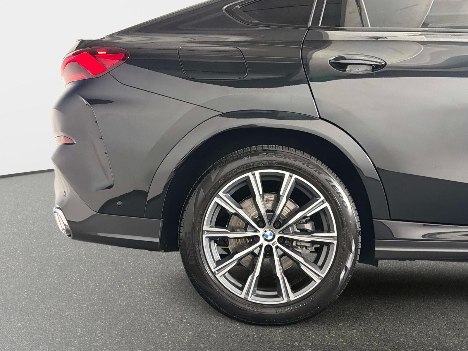 Used 2024 BMW X6 xDrive40i w/ Parking Assistance Package AWD/4WD image 18