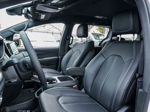 New 2026 Chrysler Pacifica Select image 15