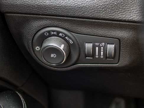 Used 2021 Jeep Compass Latitude w/ Sun and Sound Group AWD/4WD image 32