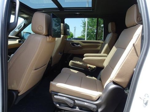 Used 2024 Chevrolet Suburban Premier w/ Advanced Technology Package AWD/4WD image 16