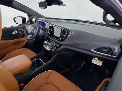 New 2026 Chrysler Pacifica Pinnacle w/ Trailer Tow Group image 27