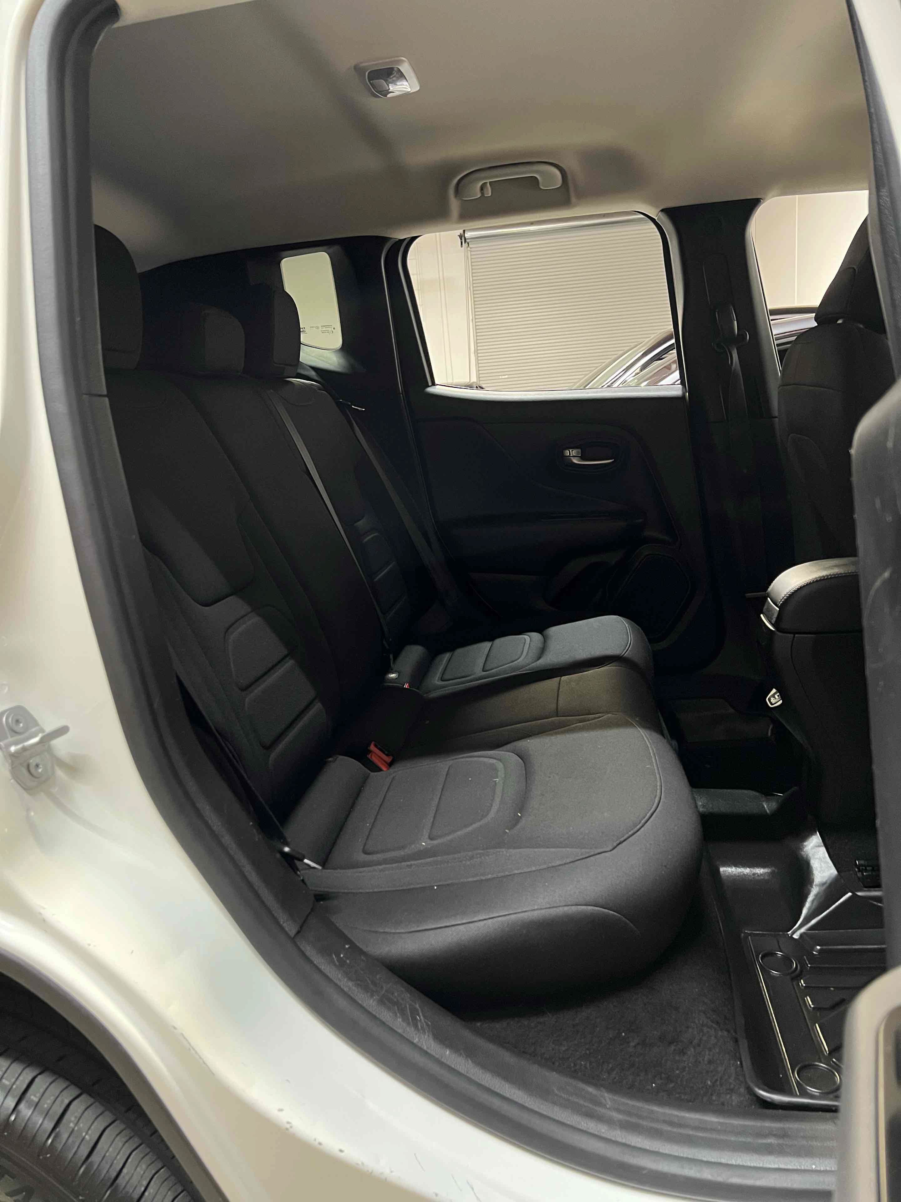 Used 2022 Jeep Renegade Latitude AWD/4WD image 31
