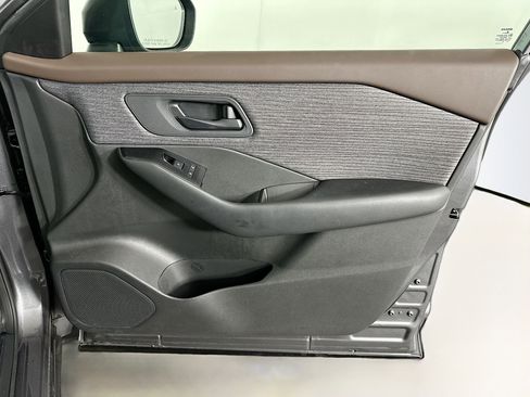 Used 2023 Nissan Rogue S image 30