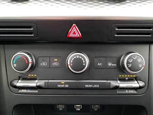 Used 2024 Kia Carnival LX image 22