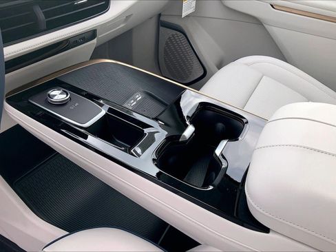 New 2026 Buick Enclave Avenir w/ Super Cruise Package image 8